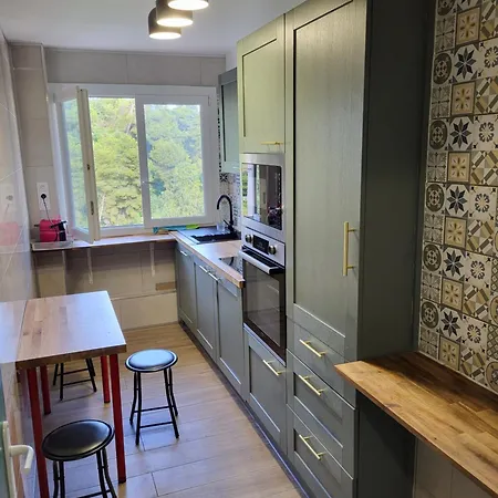 Private Room-1 In Hannana Apartment- 2 Min Walk To Tram 12 Min To Train Station 15 Min To Massena Place * Nice
